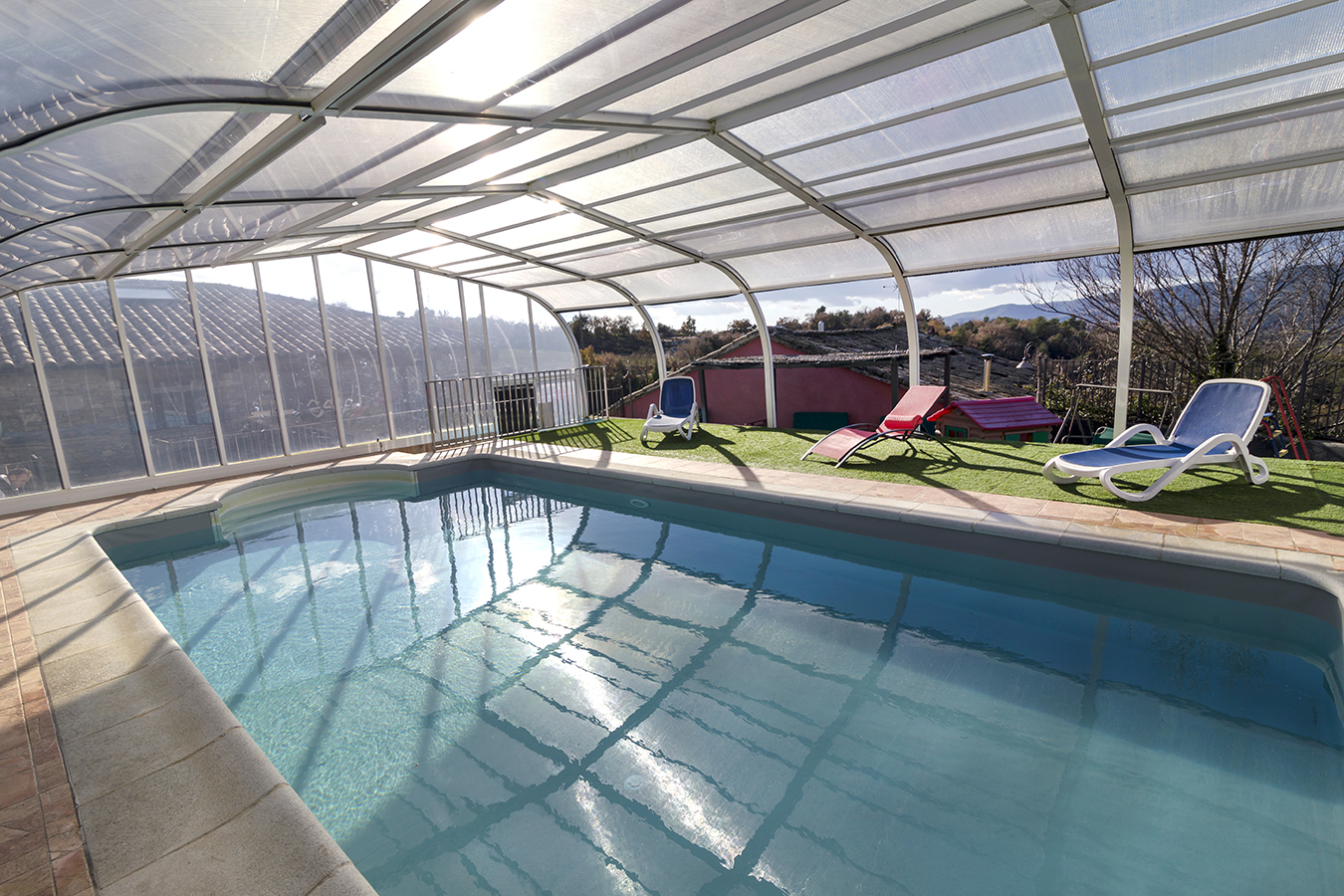 piscina climatizada y cubierta casa rural huesca